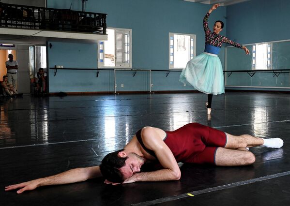 Jacopo Tissi, bailarín italiano, y Viengsay Valdés, primera bailarina y directora general del Ballet Nacional de Cuba, en La Habana. - Sputnik Mundo