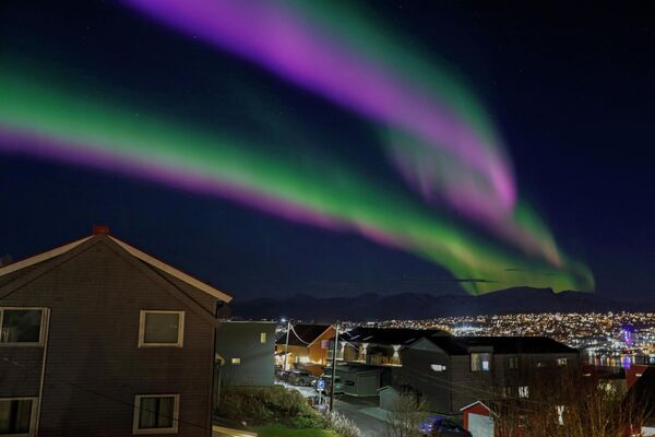 Auroras boreales sobre la ciudad noruega de Tromso. - Sputnik Mundo