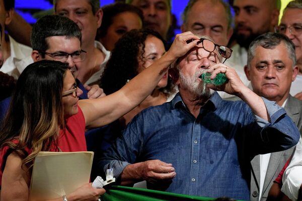 El presidente electo brasileño Luiz Inacio Lula da Silva bebe agua tras derrotar a Jair Bolsonaro en la segunda vuelta de las elecciones presidenciales en Sao Paulo. - Sputnik Mundo