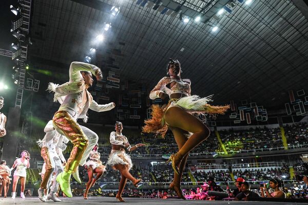Los bailarines actúan en el 17º Festival Mundial de la Salsa en Cali, Colombia. - Sputnik Mundo