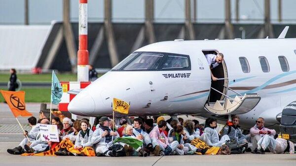 Activistas de Greenpeace y Extinction Rebellion protestaron en Países Bajos contra los vuelos privados. - Sputnik Mundo