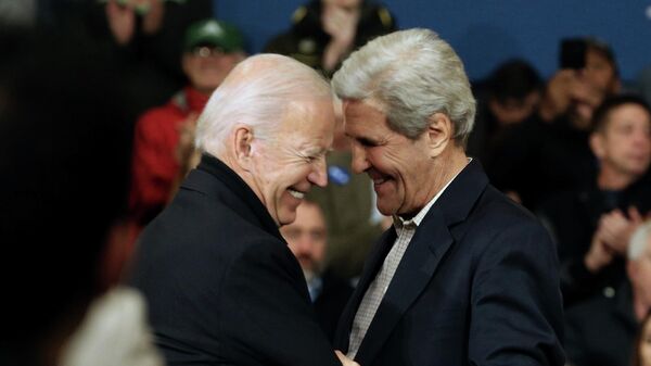 El presidente de Estados Unidos, Joe Biden, con su encargado para el clima, John Kerry. - Sputnik Mundo