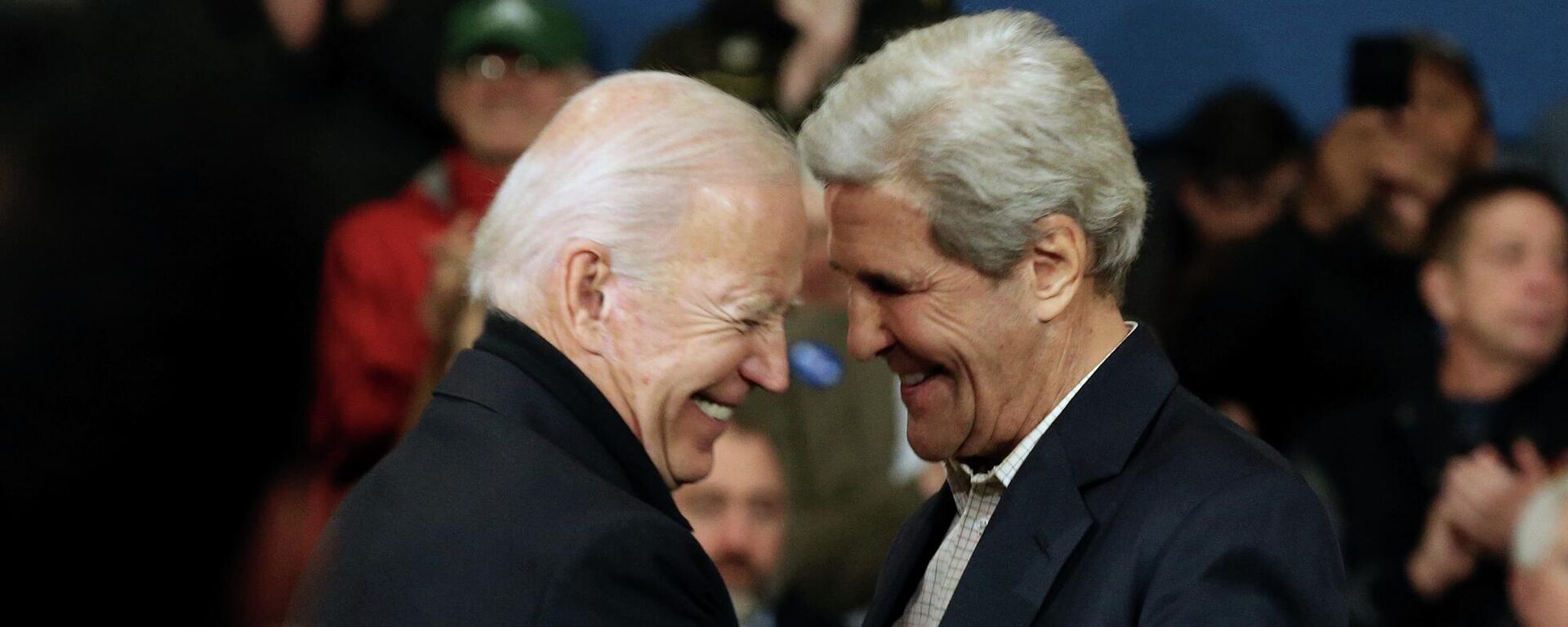 El presidente de Estados Unidos, Joe Biden, con su encargado para el clima, John Kerry. - Sputnik Mundo, 1920, 06.11.2022