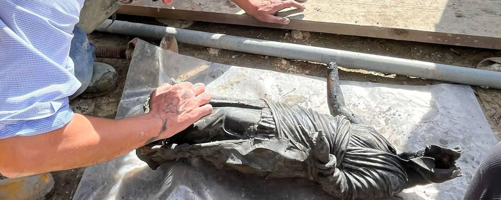 Arqueólogos hallan más de 20 estatuas romanas de bronce en una fuente termal de la Toscana - Sputnik Mundo, 1920, 08.11.2022
