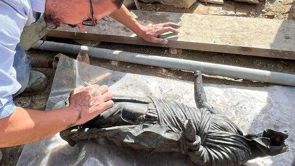 Arqueólogos hallan más de 20 estatuas romanas de bronce en una fuente termal de la Toscana - Sputnik Mundo