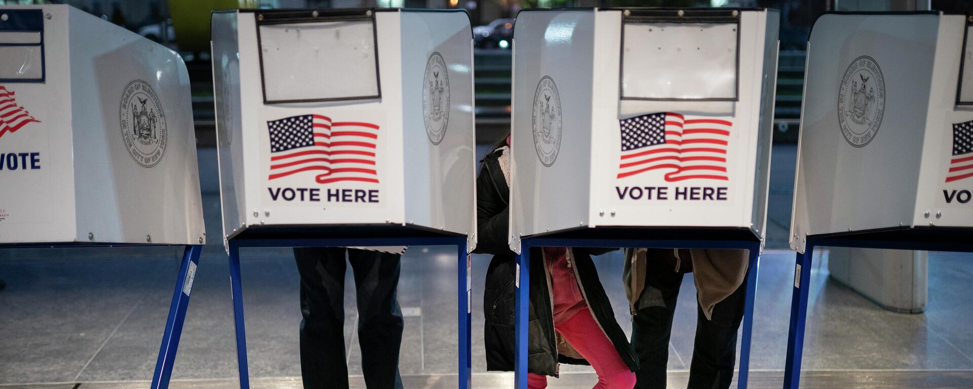 Votantes rellenan papeletas en el Museo de Brooklyn durante las elecciones de medio mandato, 8 de noviembre de 2022 - Sputnik Mundo, 1920, 07.01.2024