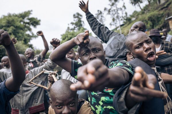 Voluntarios que desean unirse al Ejército de la República Democrática del Congo posan para una fotografía en un centro de reclutamiento en Goma, RDC. Desde el 20 de octubre se reanudaron los combates entre el Ejército del Congo y el grupo M23, presuntamente apoyado por el Ejército de Ruanda. En las últimas dos semanas, el M23 duplicó el área de los territorios bajo su control y se acercó a una distancia de 30 kilómetros de Goma, la capital provincial congolesa con un millón de habitantes, que se encuentra en la frontera con Ruanda. - Sputnik Mundo