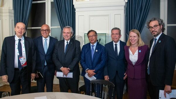 En el centro, los presidentes de Argentina y Colombia, Alberto Fernández y Gustavo Petro, en la mesa de diálogo - Sputnik Mundo