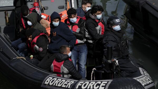 Las fuerzas fronterizas británicas trasladan a migrantes desde el Canal de la Mancha el 17 de junio del 2022 - Sputnik Mundo