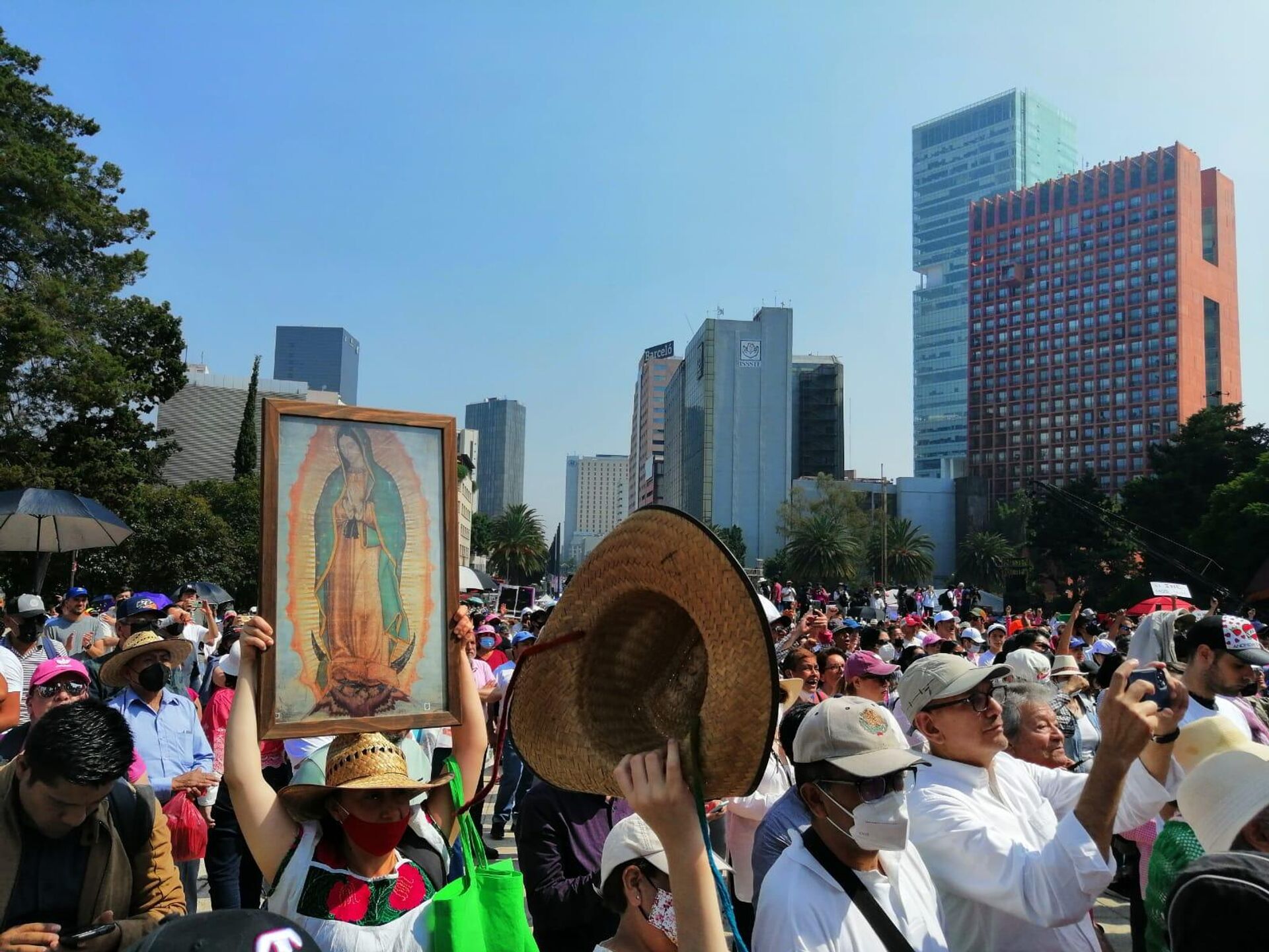 Una imagen de la Virgen de Guadalupe fue portada durante la concentración en defensa del INE. - Sputnik Mundo, 1920, 13.11.2022