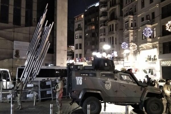 Presencia de elementos de seguridad en Estambul tras una detonación que produjo varias decenas de heridos. - Sputnik Mundo