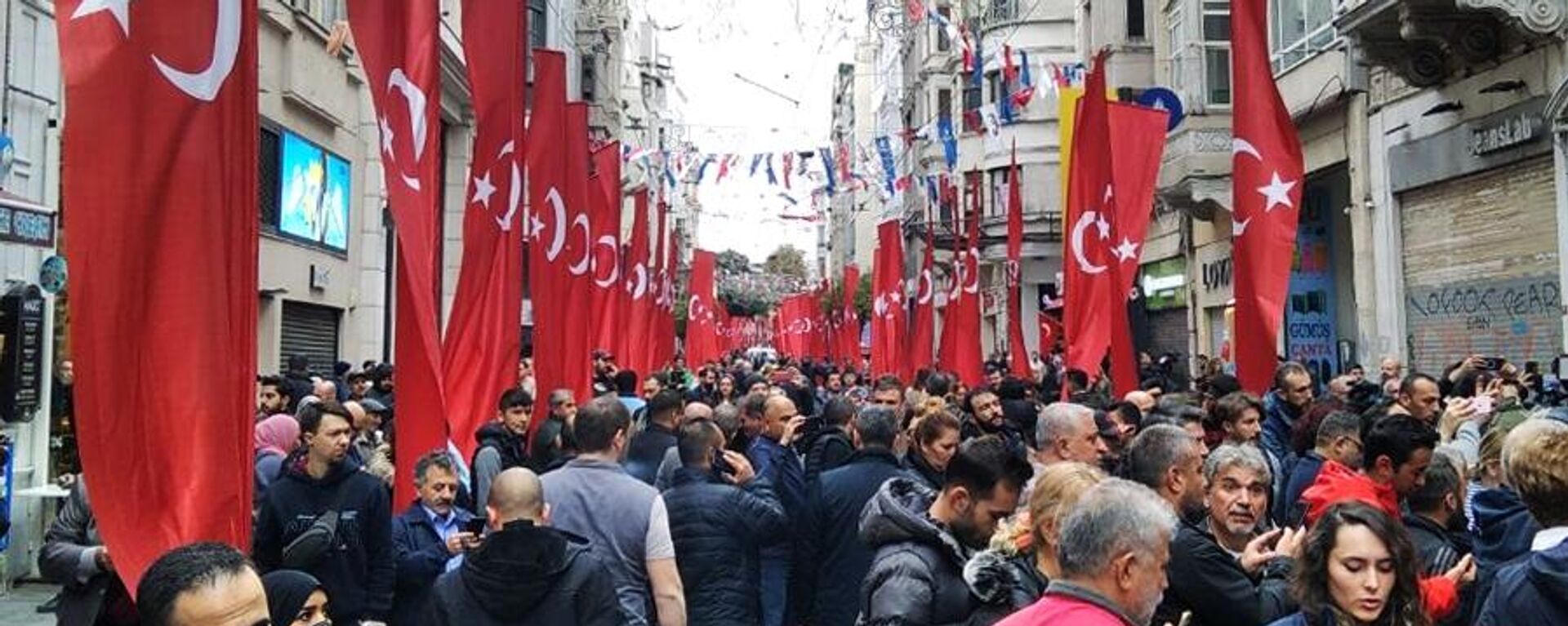 Residentes de Estambul llevan flores al lugar del atentado terrorista en la céntrica calle peatonal Istiklal, Turquía - Sputnik Mundo, 1920, 15.11.2022