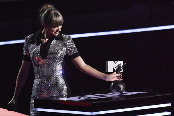La gran ganadora de este año fue Taylor Swift. La cantante estadounidense ganó cuatro premios: artista del año y cantante pop del año, el mejor video musical del año y el premio al mejor video de larga duración: All Too Well. - Sputnik Mundo