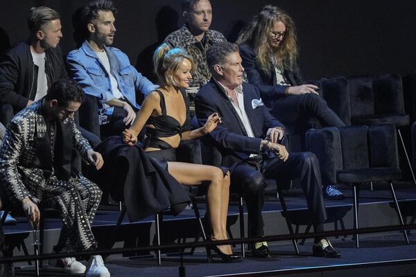 David Hasselhoff, estrella de la serie de televisión Baywatch, con su esposa Hayley Roberts entre el público de los MTV Europe Music Awards 2022 en Dusseldorf. - Sputnik Mundo