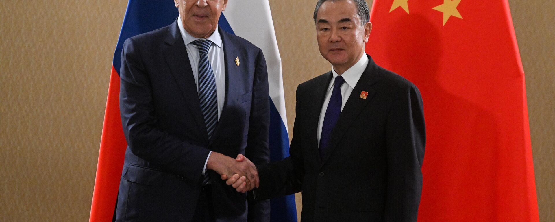 Serguéi Lavrov, ministro de Exteriores ruso, y Wang Yi, ministro de Exteriores chino - Sputnik Mundo, 1920, 26.12.2022