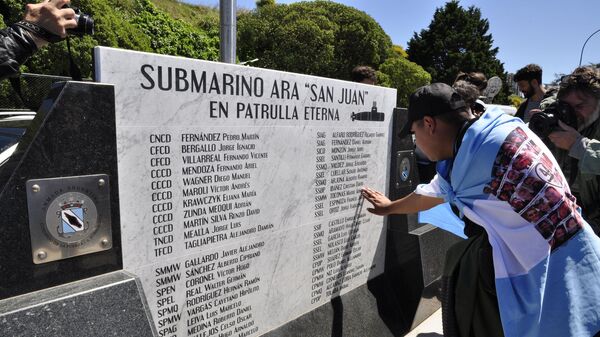 Placa que recuerda a los tripulantes del submarino ARA San Juan - Sputnik Mundo