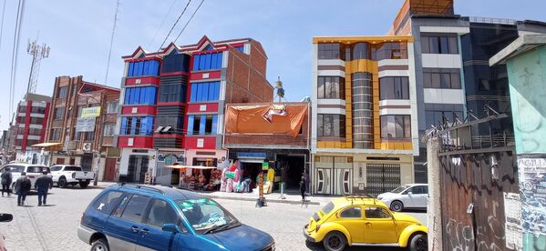 Los edificios con este estilo arquitectónico no solo decoran a la ciudad más joven de Bolivia, muchos de ellos albergan negocios comerciales e incluso locales y salones para organizar fiestas - Sputnik Mundo