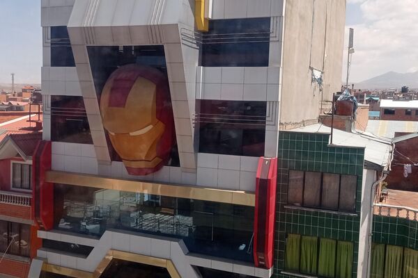 Una imagen de Iron Man en un 'cholet' de El Alto - Sputnik Mundo