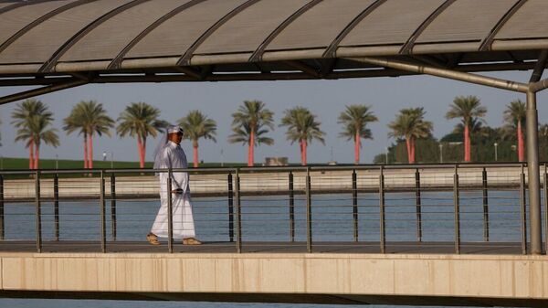 Un hombre camina sobre un puente después de visitar el Museo del Islam en Doha, Catar, en noviembre de 2022, previo a la Copa del Mundo.  - Sputnik Mundo