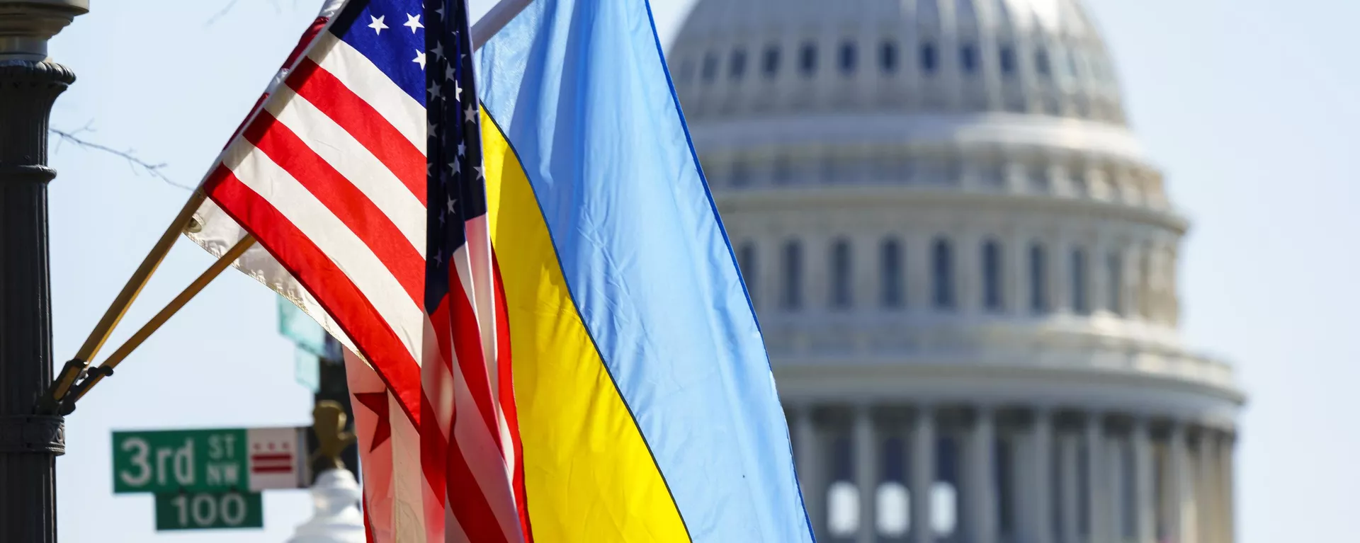 Banderas de EEUU y Ucrania - Sputnik Mundo, 1920, 26.04.2024