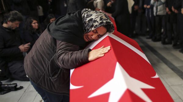 Родственники и друзья Арзу Озсой и ее дочери Ягмур Укар на похоронах в Стамбуле - Sputnik Mundo