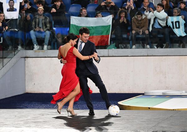 Bailarines interpretan un tango antes del Partido por la Paz en memoria de Diego Maradona en el Estadio Olímpico de Roma, Italia. - Sputnik Mundo