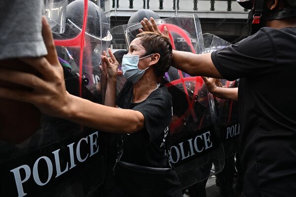 Un manifestante y agentes de la Policía durante una protesta frente a la sede de la cumbre del Foro de Cooperación Económica Asia-Pacífico (APEC) en la ciudad de Bangkok (Tailandia). - Sputnik Mundo