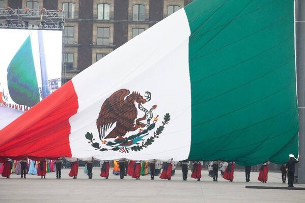 La bandera de México se izó en la ceremonia conmemorativa en la capital del país. - Sputnik Mundo