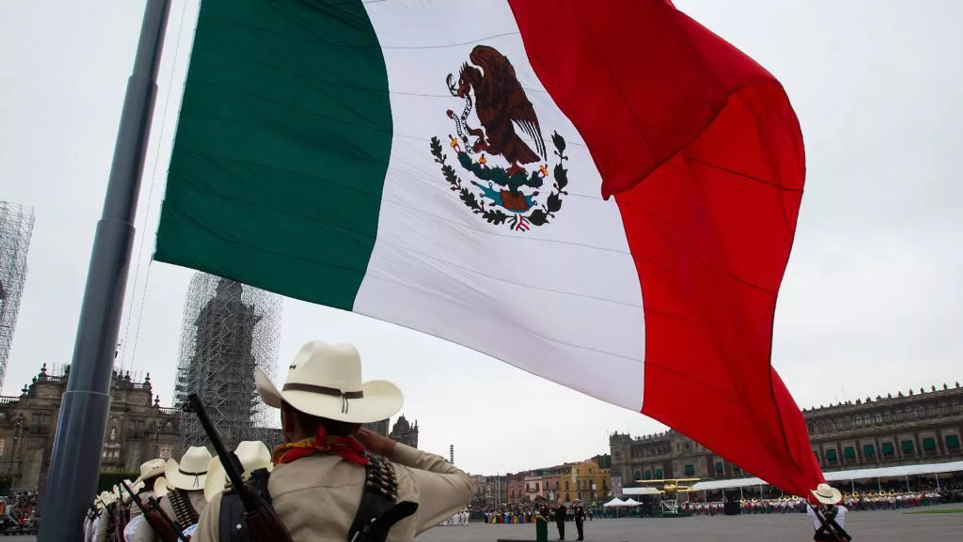 Los representantes del pueblo revolucionario de inicios del siglo XX saludan a la bandera mexicana. - Sputnik Mundo, 1920, 09.04.2024