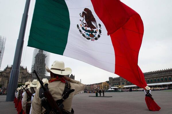 Los representantes del pueblo revolucionario de inicios del siglo XX saludan a la bandera mexicana. - Sputnik Mundo