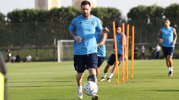 Lionel Messi en el entrenamiento de la selección argentina  - Sputnik Mundo