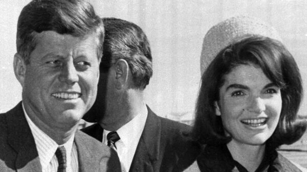 John F. Kennedy y su esposa, Jacqueline, en el aeropuerto Love Field de Dallas, Texas - Sputnik Mundo