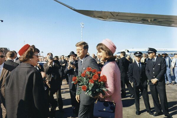 El asesinato a sangre fría de John Kennedy seguirá siendo para siempre una tragedia mundial.En la foto: la llegada de John Kennedy y su esposa Jacqueline al aeropuerto de Dallas Love Field. - Sputnik Mundo