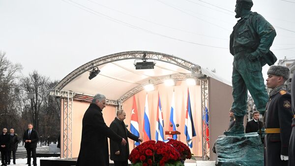 El presidente de Rusia, Vladímir Putin, y su homólogo cubano, Miguel Díaz-Canel, participaron en la inauguración de un monumento al líder de la revolución cubana, Fidel Castro (1926-2016) - Sputnik Mundo