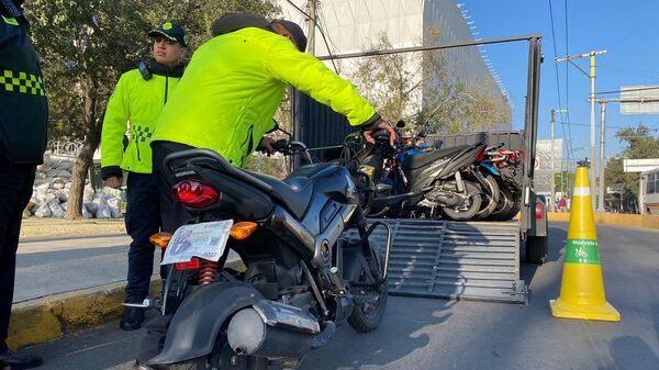 Elementos de seguridad de la Ciudad de México para regular motocicletas en las calles. - Sputnik Mundo