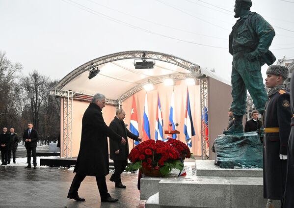 Vladímir Putin y Miguel Díaz-Canel Bermúdez iniciaron el acto depositando flores ante la figura de bronce de tres metros del comandante. - Sputnik Mundo