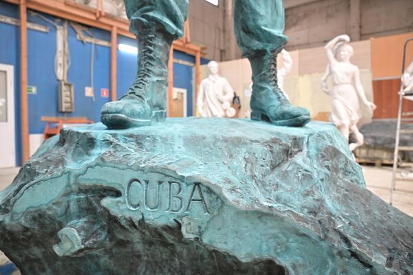 Un fragmento del monumento a Fidel Castro erigido en la plaza del mismo nombre, cerca de la estación de metro de Sókol, en Moscú. - Sputnik Mundo