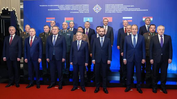 Los cancilleres y los ministros de Defensa de los países integrantes de la OTSC - Sputnik Mundo