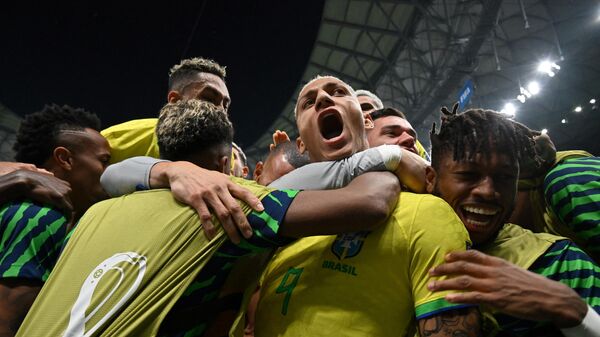 El delantero brasileño Richarlison celebra su primer gol en Catar 2022 durante el primer partido de su equipo contra Serbia.  - Sputnik Mundo