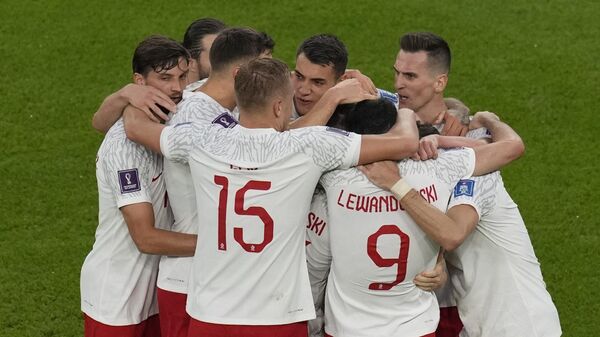 Polonia derrota 2-0 a Arabia Saudí con el primer gol de Lewandowski en un Mundial - Sputnik Mundo