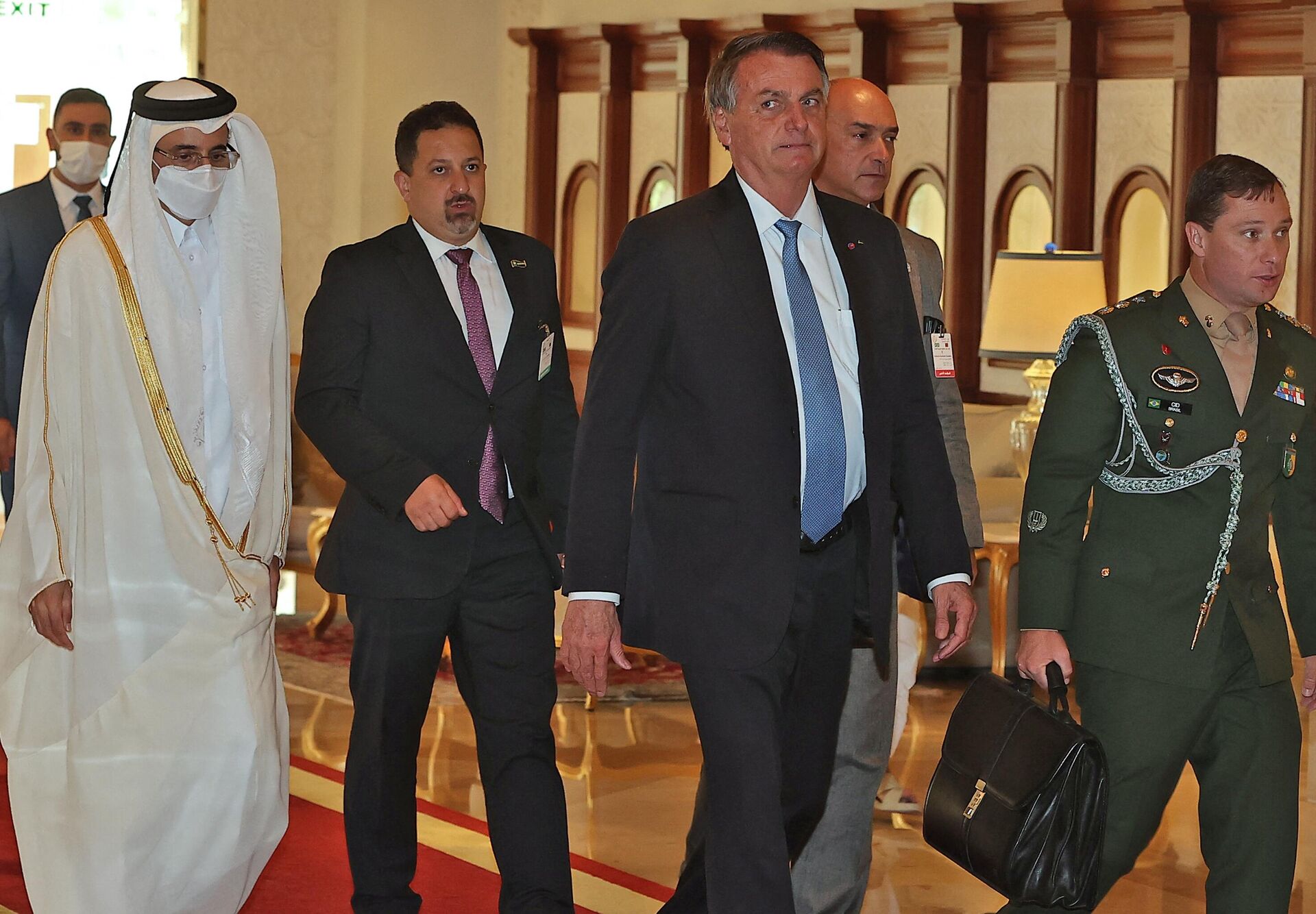 El presidente brasileño, Jair Bolsonaro, llega a su hotel en Doha durante una visita oficial a Catar, el 17 de noviembre de 2021 - Sputnik Mundo, 1920, 26.11.2022