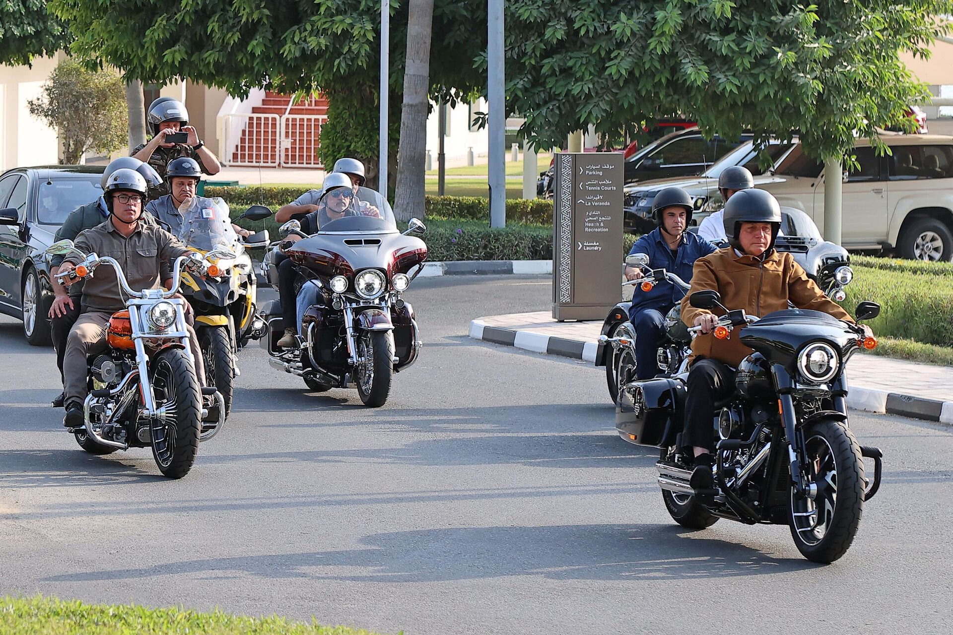 El presidente Jair Bolsonaro conduce una moto Harley-Davidson en las calles de Doha, capital de Catar, el 17 de noviembre de 2021
 - Sputnik Mundo, 1920, 26.11.2022