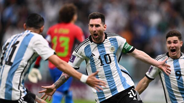 Lionen Messi, futbolista argentino, celebra su gol contra México durante el Mundial de Catar 2022, el 26 de noviembre del 2022 - Sputnik Mundo