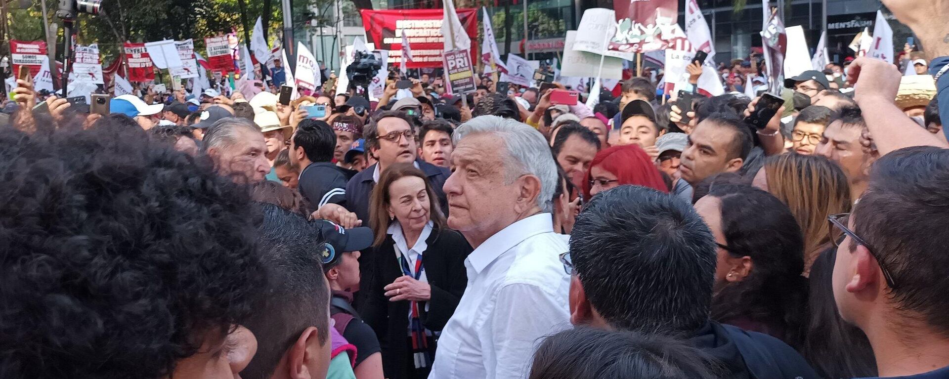 Andrés Manuel López Obrador durante la marcha en apoyo a la 4T - Sputnik Mundo, 1920, 28.11.2022