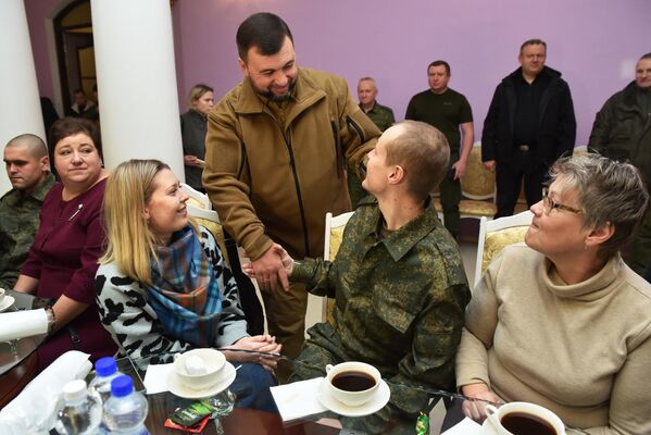 A la reunión asistieron familiares y amigos de los combatientes liberados, así como el jefe en funciones de la RPD, Denís Pushilin (en la foto), que se dirigió a ellos con palabras de agradecimiento por su valor y resistencia. - Sputnik Mundo