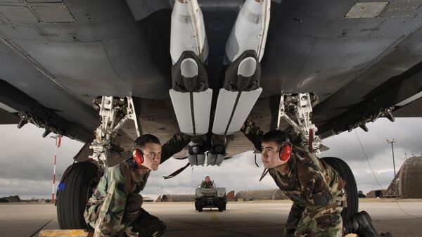 Dos bombras GBU-39 SDB montadas bajo los motores de un caza F-15 - Sputnik Mundo