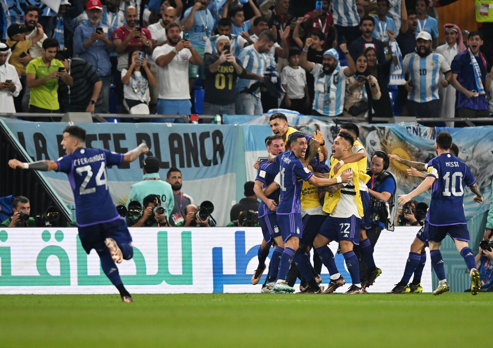 La selección de Argentina celebra un gol contra Polonia, Munidal de Catar 2022 - Sputnik Mundo, 1920, 30.11.2022