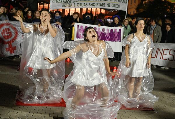 Una manifestación por el Día Internacional de la Eliminación de la Violencia contra la Mujer en el centro de la ciudad de Atenas, en Grecia. - Sputnik Mundo
