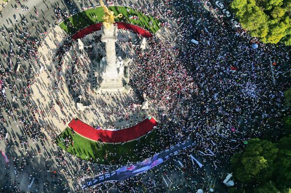 Una foto aérea de la marcha en la avenida Reforma de la Ciudad de México en apoyo al presidente, Andrés Manuel López Obrador, con motivo de su cuarto año en el poder. - Sputnik Mundo