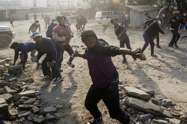 Los residentes ilegales se enfrentan a los policías en la capital de Nepal, Katmandú, tras la decisión del Gobierno de desalojarlos de sus casas construidas ilegalmente en todo el país. - Sputnik Mundo